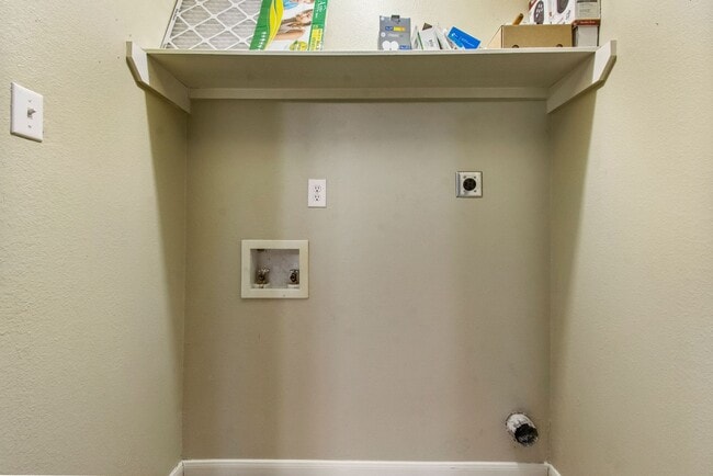 Building Photo - 10629 Royal Cavins Dr