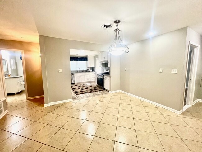 Building Photo - 919 Saddle Rock Dr