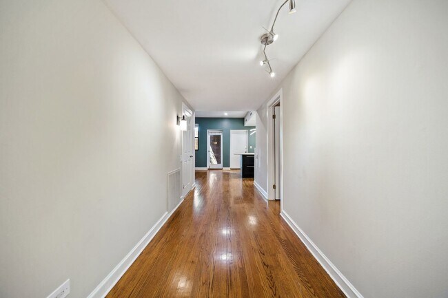 Building Photo - 1469 W Winona St