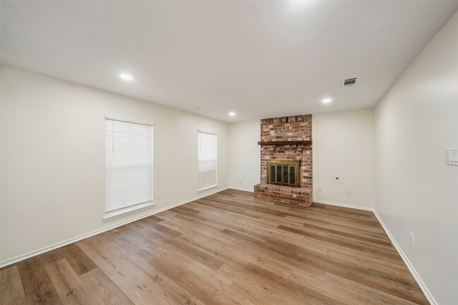 Building Photo - 3018 Sycamore Springs Dr