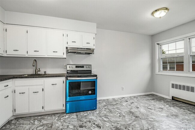 Building Photo - 451 Main St