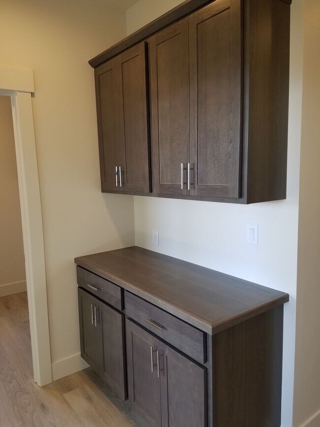Building Photo - 3 Bed 2.5 Bath in Belgrade with attached d...