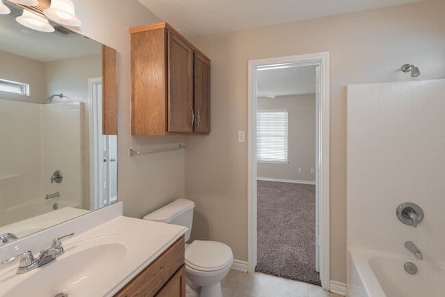 Building Photo - Spacious 4 Bed, 3 Bath Minutes from Campus!