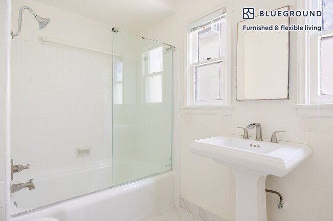 Building Photo - 136 S Roxbury Dr