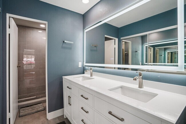 Building Photo - 2727 S Sierra Madre