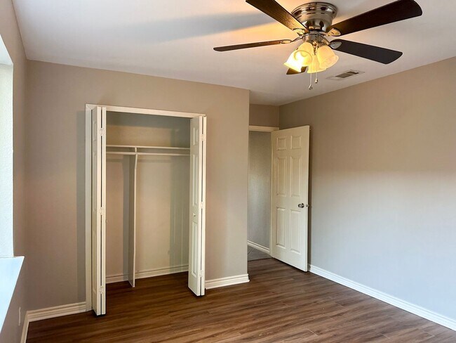 Building Photo - 4 Bedroom / 2 Bath / 2 Car Garage