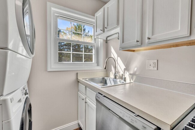 Building Photo - UTILITIES INCLUDED! 2 Bedroom Condo Near Huntington Station