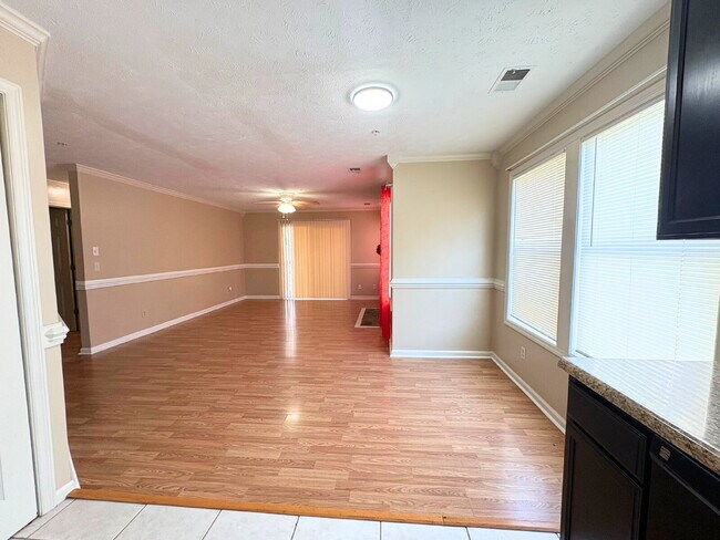 Building Photo - First floor condo with open living layout