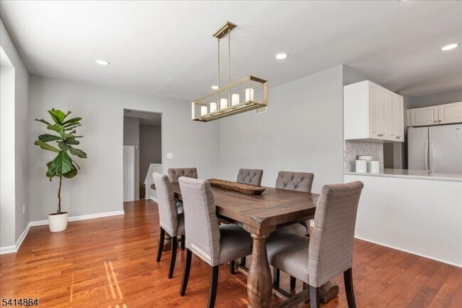 Building Photo - 40 Primrose Ln