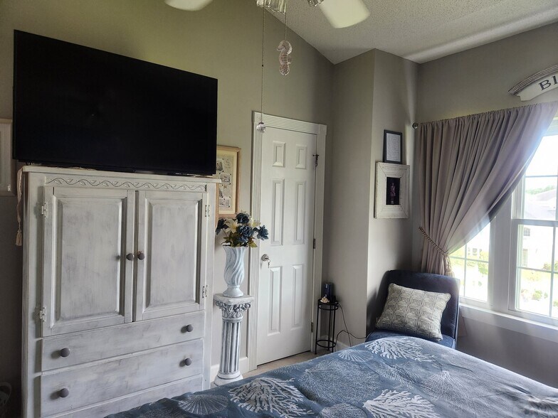 Building Photo - 4830 Carnation Cir