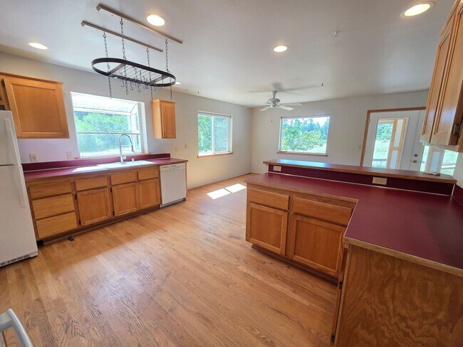 Building Photo - Port Ludlow Farmhouse for Rent, Freshly Updated and Available Now!