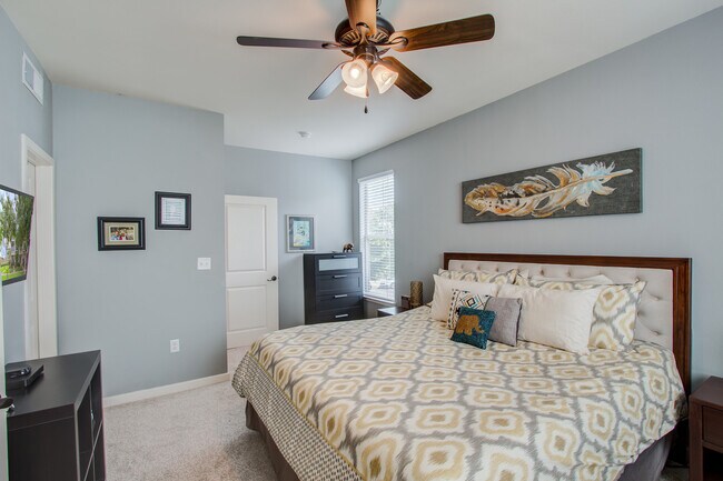 Building Photo - 1862 Summit Ave