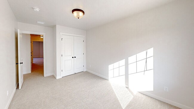 Building Photo - 318 W 2280 S