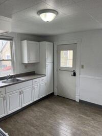 Building Photo - 140 Watkins Ave