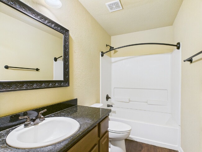 Building Photo - 3-Bedroom Retreat with 2.5 Baths in Freder...