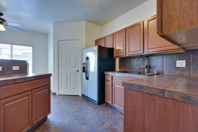 Building Photo - Guard Gated!!! Community Pool, Spa!!! Fitn...