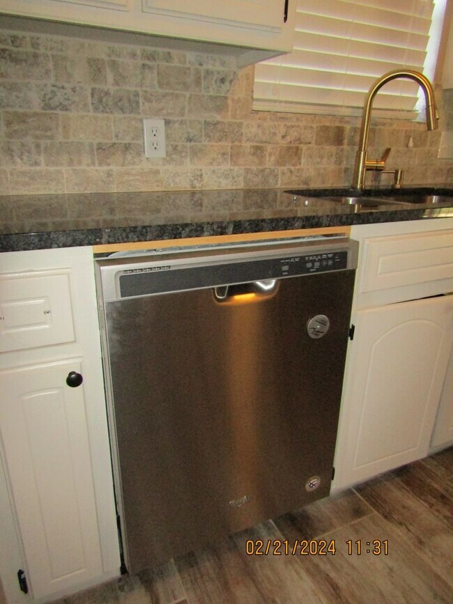 Building Photo - MacArthur Schools Area!