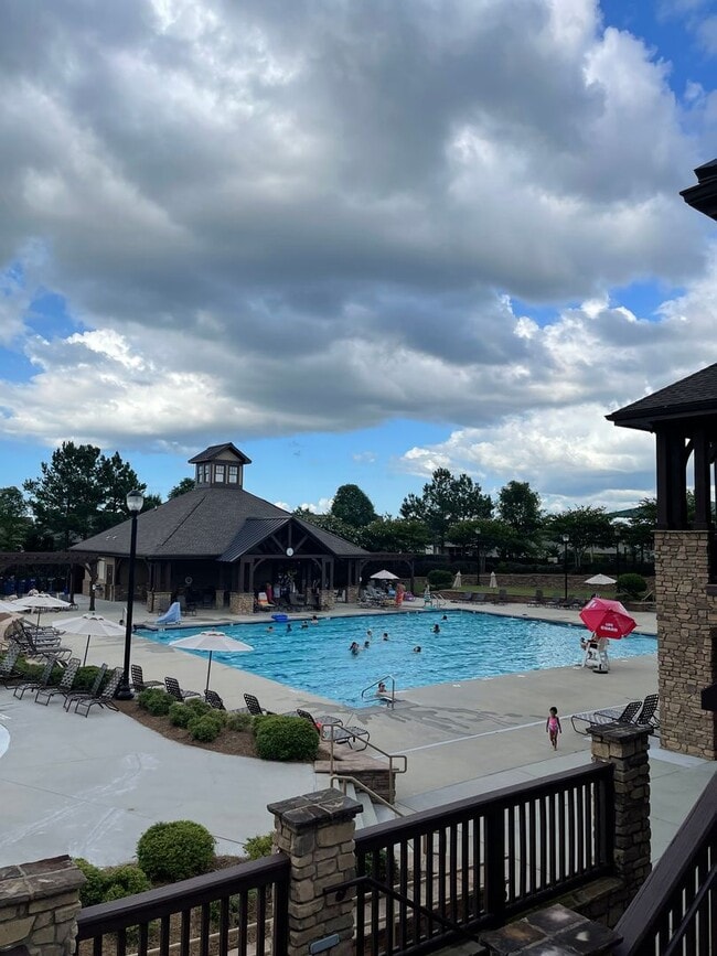 Building Photo - Spacious 3 Bed, 3.5 Bath Townhome in Desirable & Convenient Highland Creek Community!