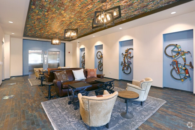 Lobby Photo - 1323 W Morse Ave
