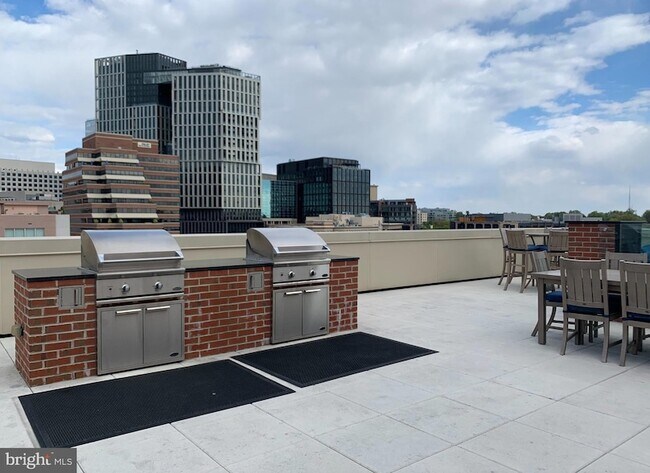 Building Photo - 4915 Hampden Ln