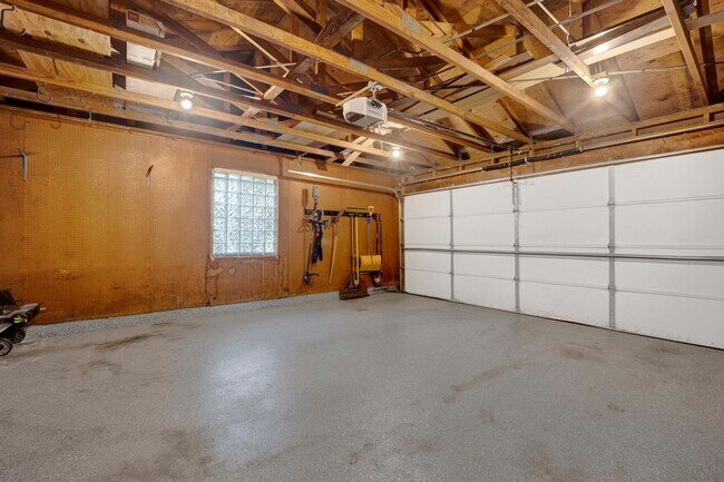 Building Photo - 2627 N Ridge Ave