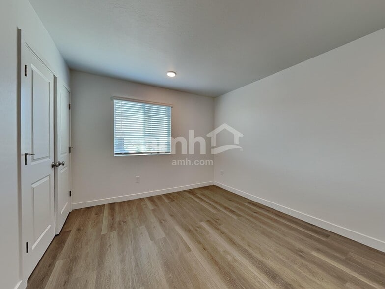 Building Photo - 9814 W Parkway Dr