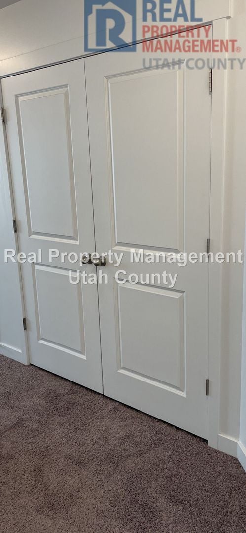 Building Photo - Pet Friendly Townhouse