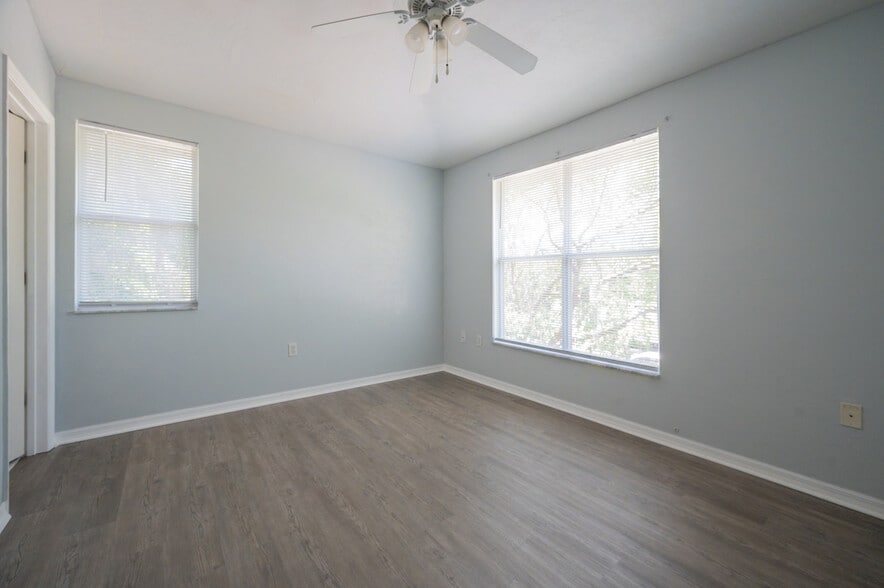 Building Photo - 3860 SW 20th Ave