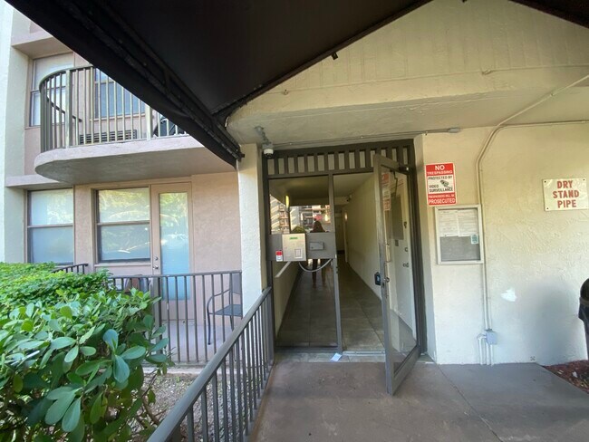 Building Photo - 4158 Inverrary Dr