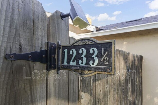 Building Photo - 1233 1/2 Fulton St