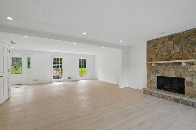 Building Photo - 5 Bedroom Two Story Colonial Home in Walton HS District