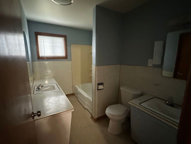 Building Photo - Large 4 Bedroom 2 Bath 1 Story Home with Large back deck