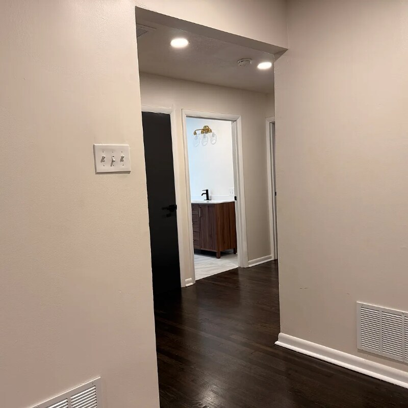 Building Photo - 5211 E 141st St