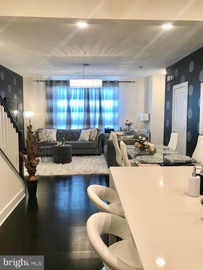 Building Photo - 11 Silverway Dr