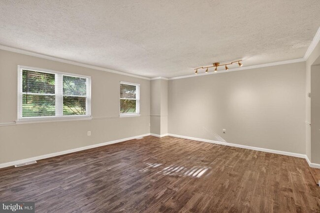 Building Photo - 9333 Pan Ridge Rd
