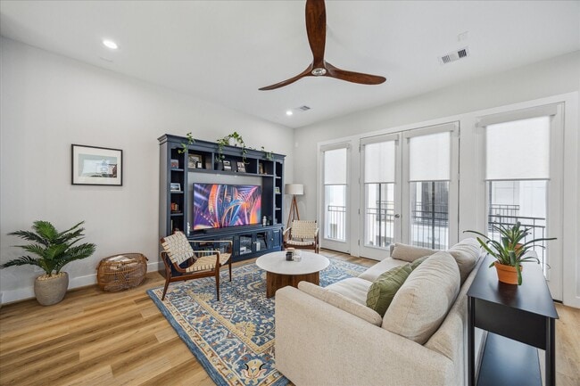 Building Photo - 903 Quitman St