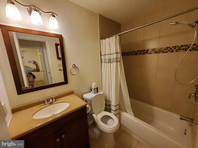 Building Photo - 2077 Pilgrim Dr