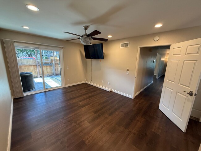 Building Photo - Spacious 3-Bed, 2-Bath End-Unit Townhome w...