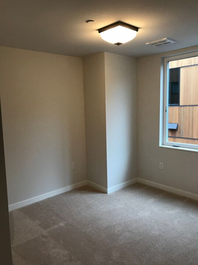 Building Photo - Newer 2 bed / 2.5 bath condo in Bryant Heights.