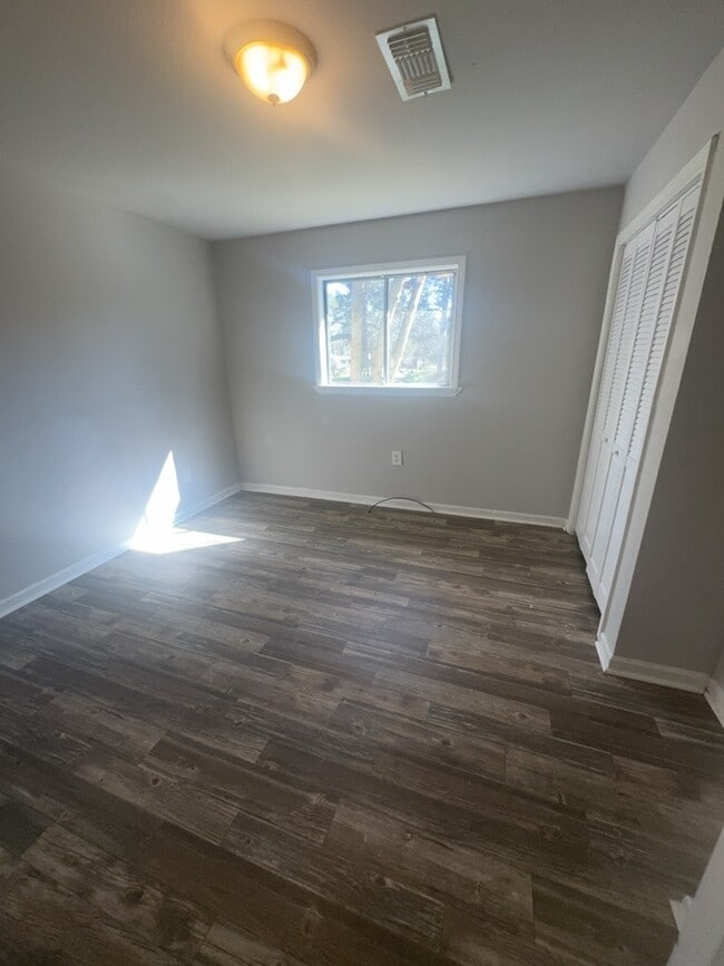 Building Photo - 905 Raymond Rd