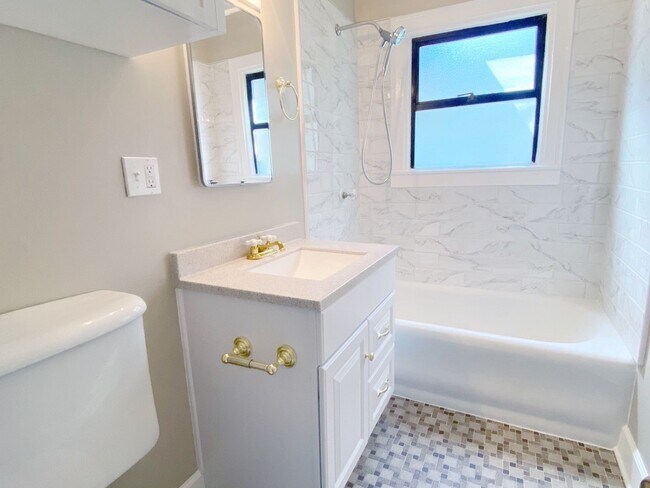 Building Photo - Beautiful Craftsman 5 bed 1 bath home with...