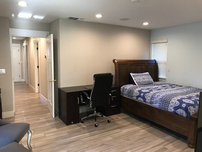 Building Photo - Gorgeous 3 bedroom home available now
