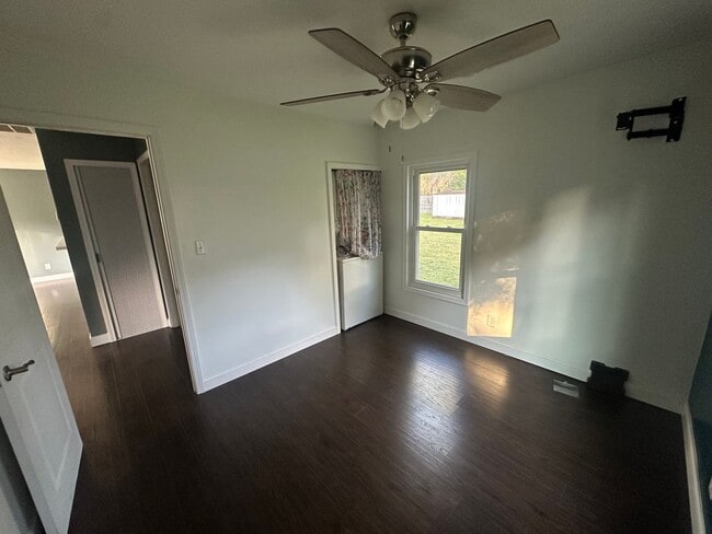 Building Photo - Renovated 2 Bed 1 Bath
