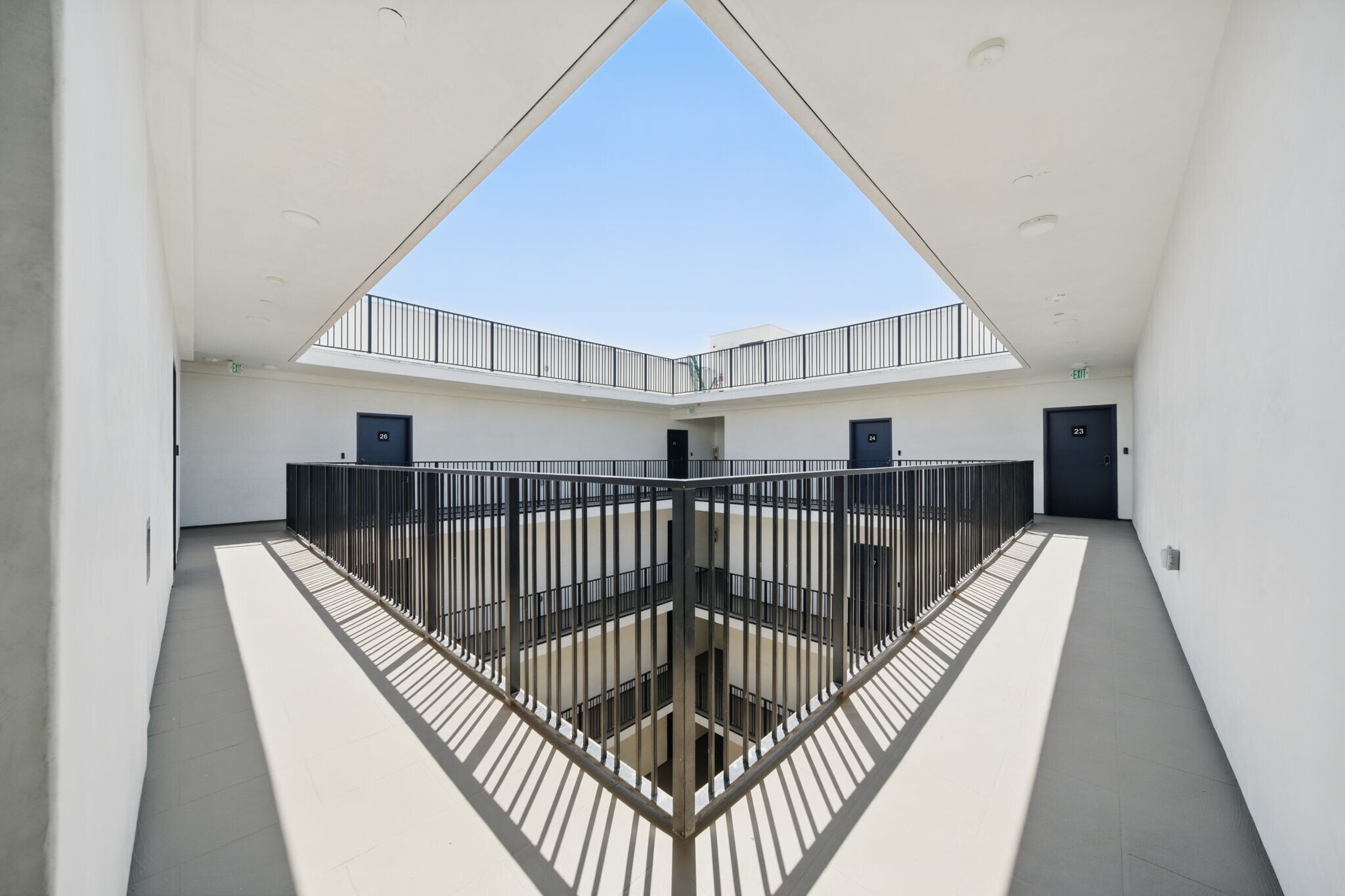 Building Photo - 212 N Mariposa Ave