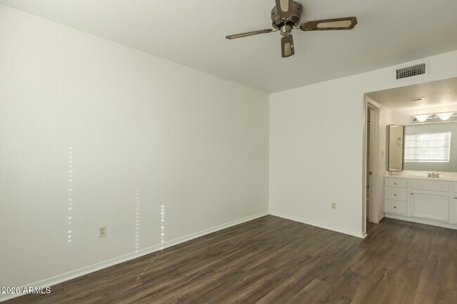 Building Photo - 1446 E Grovers Ave