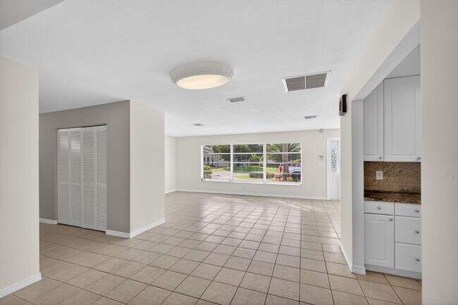 Building Photo - 1242 N Harbor Dr