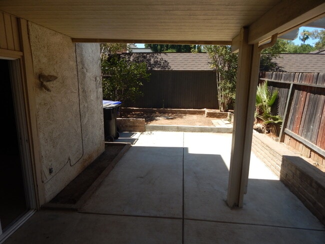 Building Photo - Beautiful Jurupa Hills Condo - 3 Bedroom