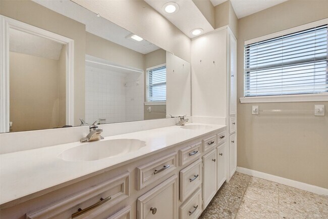 Building Photo - 18111 Shireoak Dr
