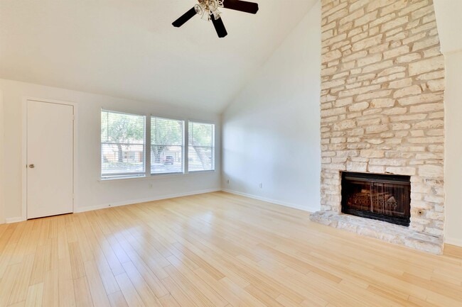 Building Photo - 9731 Meadowheath Dr