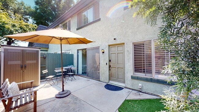 Building Photo - Beautiful Townhome, with AC, in Costa Mesa